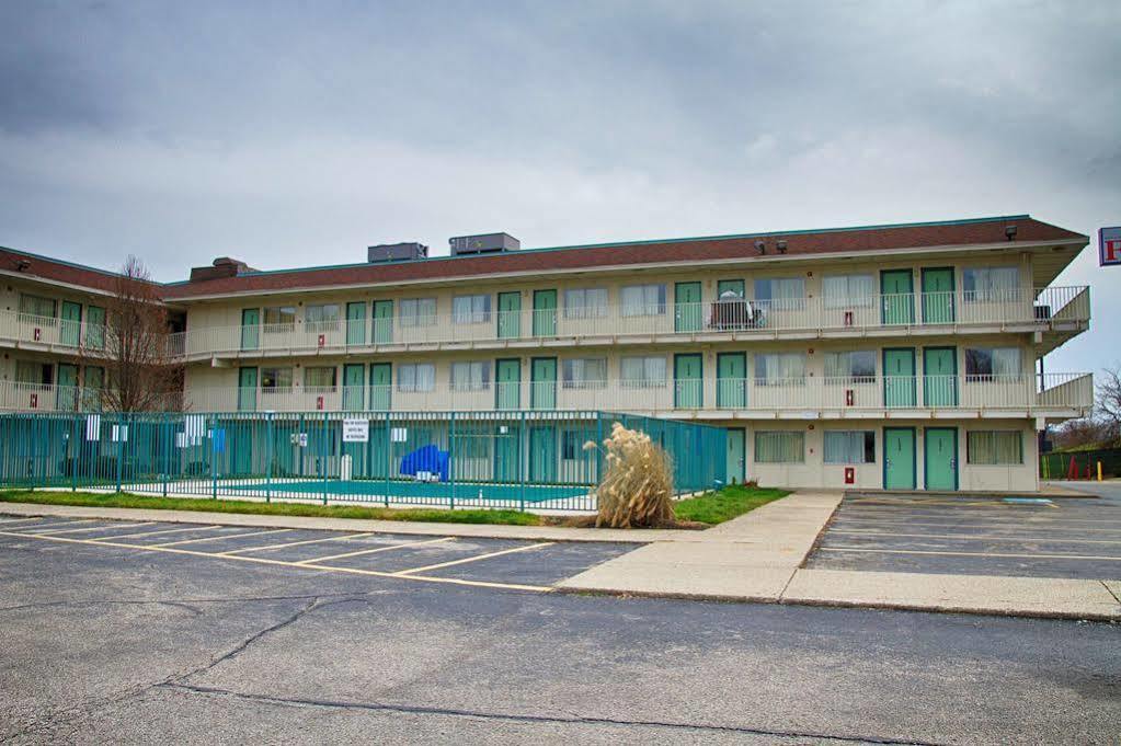 Super 8 By Wyndham Hotel