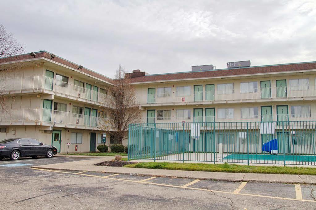 Super 8 By Wyndham Hotel
