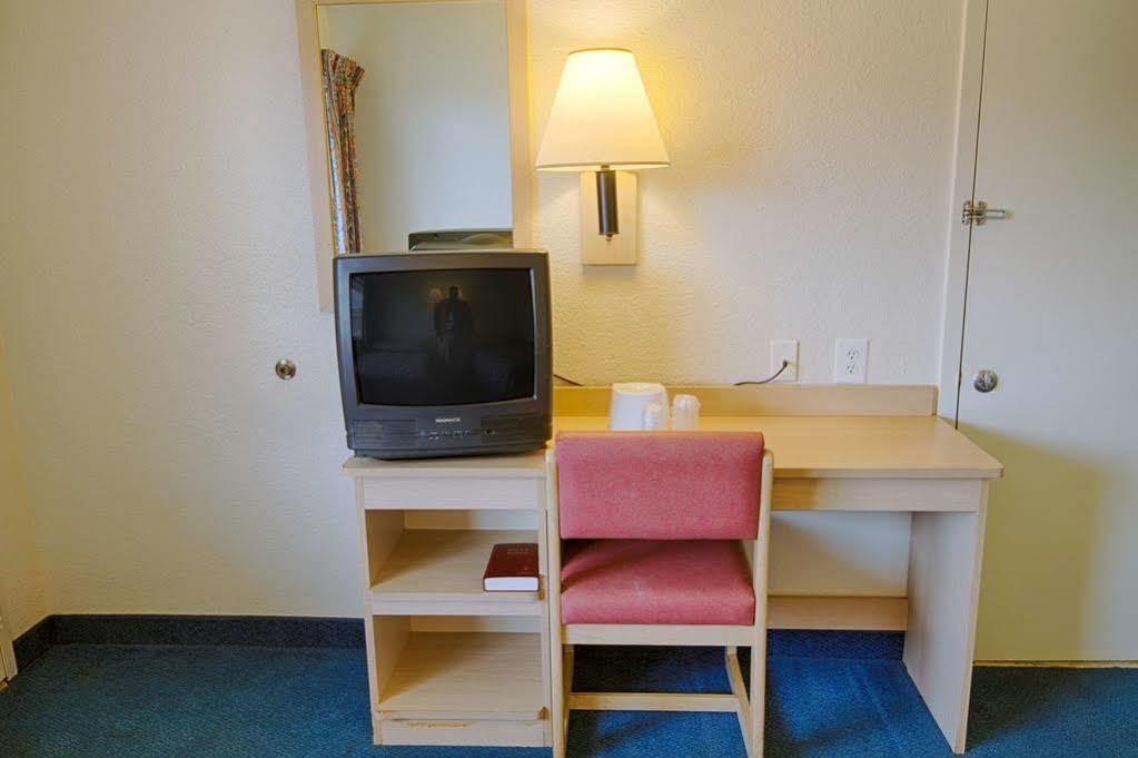 Super 8 By Wyndham Hotel 2*