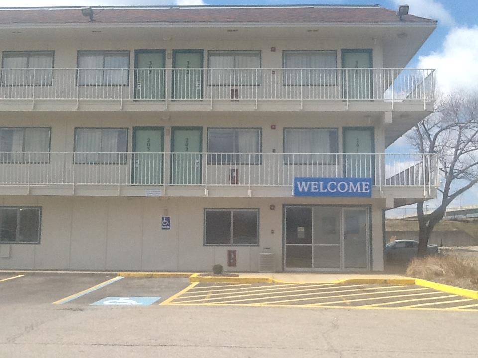 Super 8 By Wyndham Hotel