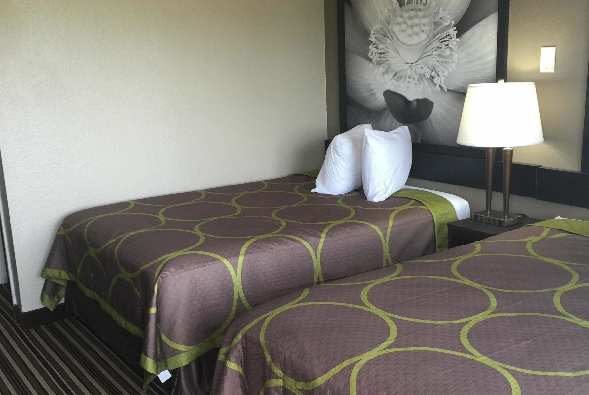 Super 8 By Wyndham Hotel